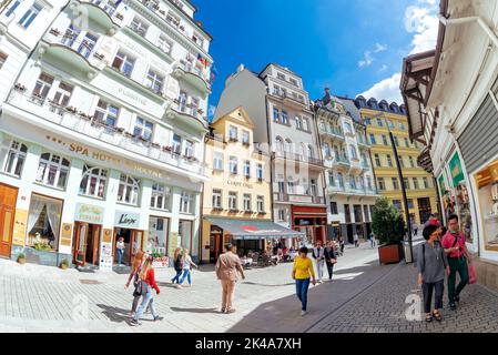 Karlovy Vary, Tschechische Republik - 21. Mai 2019: Blick auf die Einkaufsstraße im Zentrum der Altstadt Stockfoto