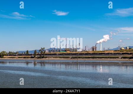 Anacortes, WA USA - 08-14-2022: Marathon Ölraffinerie am March Point Stockfoto