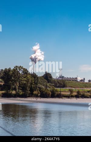 Anacortes, WA USA - 08-14-2022: Marathon Ölraffinerie am March Point Stockfoto