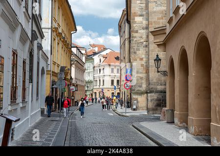 Budapest, Ungarn - 10. Mai 2022: Menschen auf den Straßen der Prager Altstadt Stockfoto