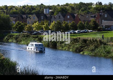 Narrowboats und Boote auf dem Fluss schweben in leicestershire Stockfoto