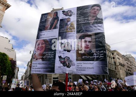 Rom, Italien. 01. Oktober 2022. Solidaritätsdemonstration mit iranischen Frauen und Menschen in Rom, Italien, am 1. Oktober 2022. Hunderte von italienischen und iranischen Aktivisten protestierten am 13. September gegen den Tod des 22-jährigen Mahsa Amini. (Foto: Elisa Gestri/Sipa USA) Quelle: SIPA USA/Alamy Live News Stockfoto