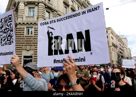 Rom, Italien. 01. Oktober 2022. Solidaritätsdemonstration mit iranischen Frauen und Menschen in Rom, Italien, am 1. Oktober 2022. Hunderte von italienischen und iranischen Aktivisten protestierten am 13. September gegen den Tod des 22-jährigen Mahsa Amini. (Foto: Elisa Gestri/Sipa USA) Quelle: SIPA USA/Alamy Live News Stockfoto