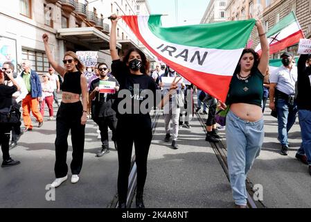 Rom, Italien. 01. Oktober 2022. Solidaritätsdemonstration mit iranischen Frauen und Menschen in Rom, Italien, am 1. Oktober 2022. Hunderte von italienischen und iranischen Aktivisten protestierten am 13. September gegen den Tod des 22-jährigen Mahsa Amini. (Foto: Elisa Gestri/Sipa USA) Quelle: SIPA USA/Alamy Live News Stockfoto