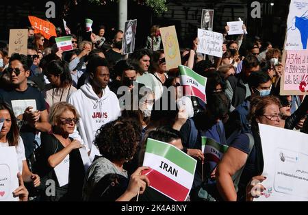 Rom, Italien. 01. Oktober 2022. Solidaritätsdemonstration mit iranischen Frauen und Menschen in Rom, Italien, am 1. Oktober 2022. Hunderte von italienischen und iranischen Aktivisten protestierten am 13. September gegen den Tod des 22-jährigen Mahsa Amini. (Foto: Elisa Gestri/Sipa USA) Quelle: SIPA USA/Alamy Live News Stockfoto