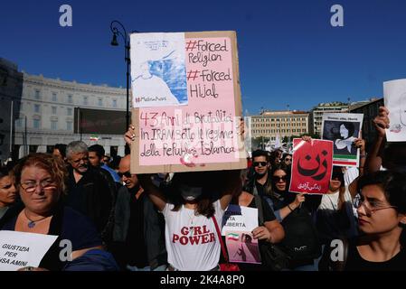 Rom, Italien. 01. Oktober 2022. Solidaritätsdemonstration mit iranischen Frauen und Menschen in Rom, Italien, am 1. Oktober 2022. Hunderte von italienischen und iranischen Aktivisten protestierten am 13. September gegen den Tod des 22-jährigen Mahsa Amini. (Foto: Elisa Gestri/Sipa USA) Quelle: SIPA USA/Alamy Live News Stockfoto