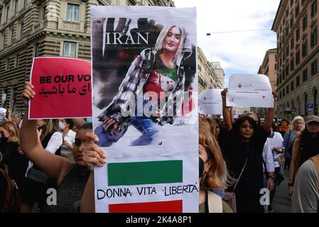 Rom, Italien. 01. Oktober 2022. Solidaritätsdemonstration mit iranischen Frauen und Menschen in Rom, Italien, am 1. Oktober 2022. Hunderte von italienischen und iranischen Aktivisten protestierten am 13. September gegen den Tod des 22-jährigen Mahsa Amini. (Foto: Elisa Gestri/Sipa USA) Quelle: SIPA USA/Alamy Live News Stockfoto