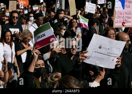 Rom, Italien. 01. Oktober 2022. Solidaritätsdemonstration mit iranischen Frauen und Menschen in Rom, Italien, am 1. Oktober 2022. Hunderte von italienischen und iranischen Aktivisten protestierten am 13. September gegen den Tod des 22-jährigen Mahsa Amini. (Foto: Elisa Gestri/Sipa USA) Quelle: SIPA USA/Alamy Live News Stockfoto