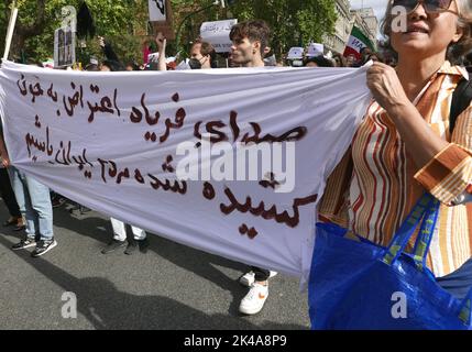 Rom, Italien. 01. Oktober 2022. Solidaritätsdemonstration mit iranischen Frauen und Menschen in Rom, Italien, am 1. Oktober 2022. Hunderte von italienischen und iranischen Aktivisten protestierten am 13. September gegen den Tod des 22-jährigen Mahsa Amini. (Foto: Elisa Gestri/Sipa USA) Quelle: SIPA USA/Alamy Live News Stockfoto