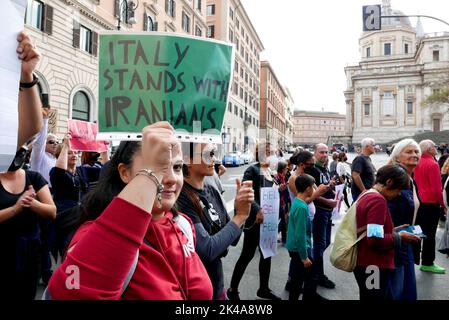Rom, Italien. 01. Oktober 2022. Solidaritätsdemonstration mit iranischen Frauen und Menschen in Rom, Italien, am 1. Oktober 2022. Hunderte von italienischen und iranischen Aktivisten protestierten am 13. September gegen den Tod des 22-jährigen Mahsa Amini. (Foto: Elisa Gestri/Sipa USA) Quelle: SIPA USA/Alamy Live News Stockfoto