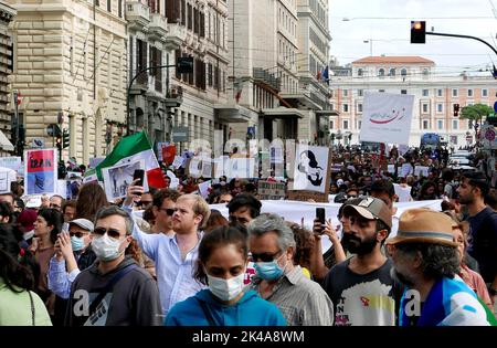 Rom, Italien. 01. Oktober 2022. Solidaritätsdemonstration mit iranischen Frauen und Menschen in Rom, Italien, am 1. Oktober 2022. Hunderte von italienischen und iranischen Aktivisten protestierten am 13. September gegen den Tod des 22-jährigen Mahsa Amini. (Foto: Elisa Gestri/Sipa USA) Quelle: SIPA USA/Alamy Live News Stockfoto