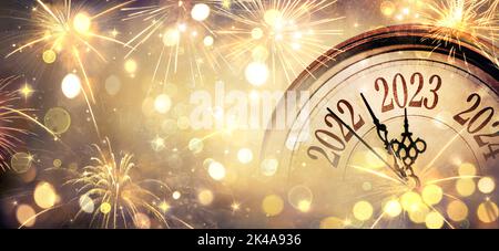 2023 Neujahr - Uhr Und Feuerwerk - Countdown Bis Mitternacht - Abstrakter Unfokussiert Hintergrund Stockfoto