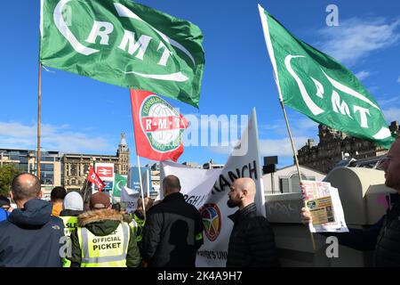 Edinburgh, Schottland, Großbritannien. 1., Oktober 2022. Bahnarbeiter protestieren vor dem Bahnhof Waverly in Edinburgh, Schottland, Großbritannien. Douglas Carr/Alamy Live News Stockfoto