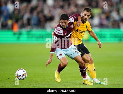 Pablo Fornals von West Ham United (links) und Jonny von Wolverhampton Wanderers kämpfen während des Premier League-Spiels im Londoner Stadion um den Ball. Bilddatum: Samstag, 1. Oktober 2022. Stockfoto