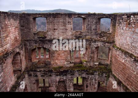 Frankenstein, Deutschland - 26. Dezember 2020: Hohe Mauer mit Fenstern in den Ruinen der Burg Frankenstein an einem Wintertag in Deutschland. Stockfoto
