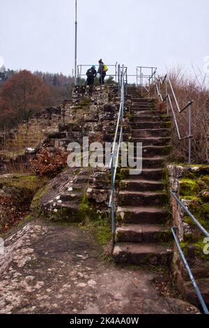 Frankenstein, Deutschland - 26. Dezember 2020: Treppen an der Seite der Burgruine Frankenstein an einem bewölkten Wintertag in Deutschland. Stockfoto