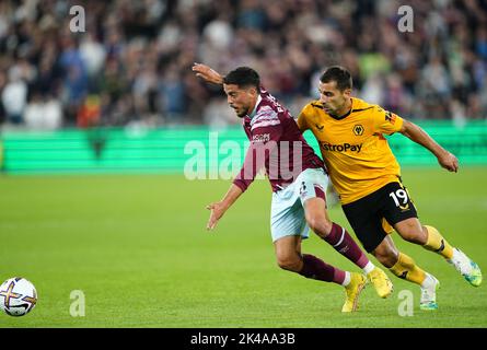 Pablo Fornals von West Ham United (links) und Jonny von Wolverhampton Wanderers kämpfen während des Premier League-Spiels im Londoner Stadion um den Ball. Bilddatum: Samstag, 1. Oktober 2022. Stockfoto