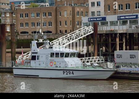 HMS-TROMPETER, ein in-Shore-Patrouillenschiff der Archer-Klasse, das dem Coastal Forces Squadron zugewiesen wurde, wurde zusammen mit HMS PRESIDENT RNR in London gesehen Stockfoto