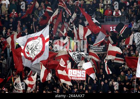 AMSTERDAM - Ajax-Anhänger während des niederländischen Eredivisie-Spiels zwischen Ajax Amsterdam und Schieß los. Eagles in der Johan Cruijff Arena am 1. Oktober 2022 in Amsterdam, Niederlande. ANP VINCENT JANNINK Stockfoto