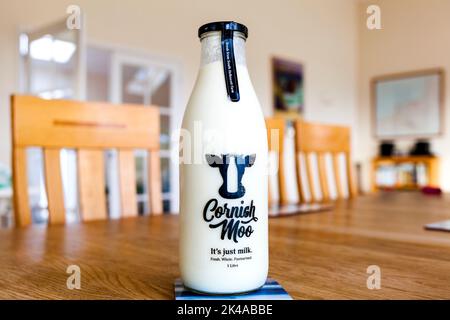 Cornish Moo Milk. Lokal aus nachhaltiger Landwirtschaft hergestellt und auf der South Hellescott Farm, North Petherwin, Launceston, Cornwall, Großbritannien, verkauft Stockfoto