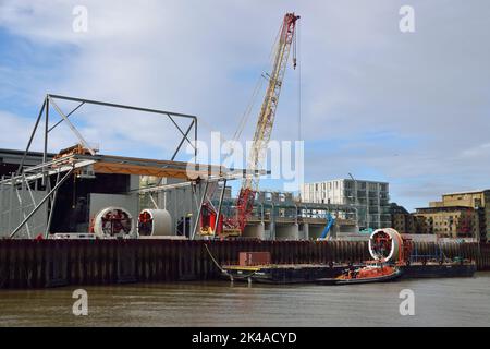 Sekundärverkleidungsblenden für das Projekt Tideway Tunnel, das per River an Chambers Wharf in London geliefert wird Stockfoto