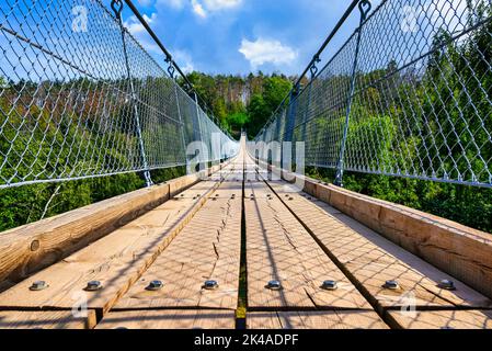 Ein Blick auf die hohe Schrecke Hängebrücke an einem Sommertag Stockfoto