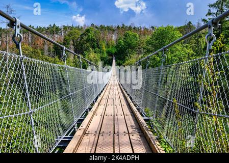 Ein Blick auf die hohe Schrecke Hängebrücke an einem Sommertag Stockfoto