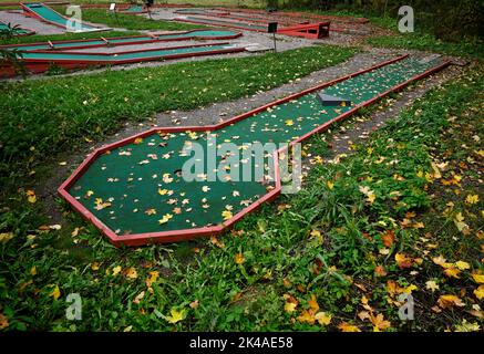 Minigolfplatz im Herbst mit gelben Blättern bedeckt Stockfoto