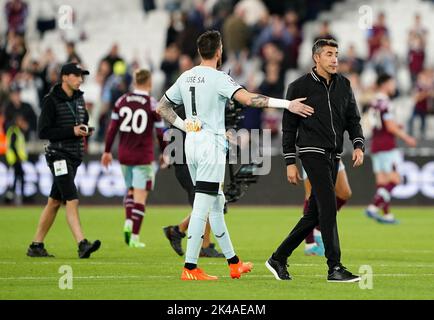 Wolverhampton Wanderers Torwart Jose Sa und Manager Bruno Lage reagieren nach dem Premier League-Spiel im London Stadium, London. Bilddatum: Samstag, 1. Oktober 2022. Stockfoto