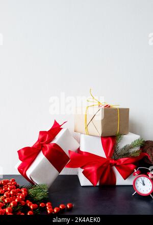 Winterferien Überraschen Neujahr Geschenk-Boxen weiß Stockfoto