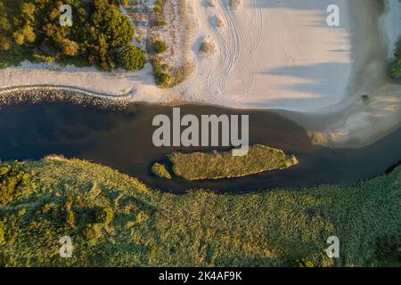 Luftaufnahme eines Flusses an einem Strand Stockfoto