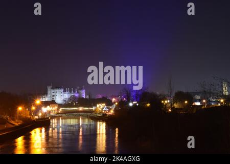 Kilkenny Castle und Nachtansicht der Stadt in der Weihnachtszeit, Kilkenny, Irland Stockfoto