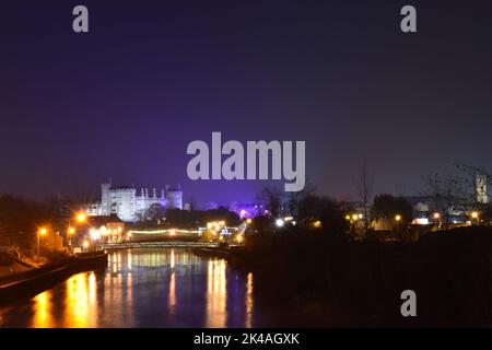 Kilkenny Castle und Nachtansicht der Stadt in der Weihnachtszeit, Kilkenny, Irland Stockfoto