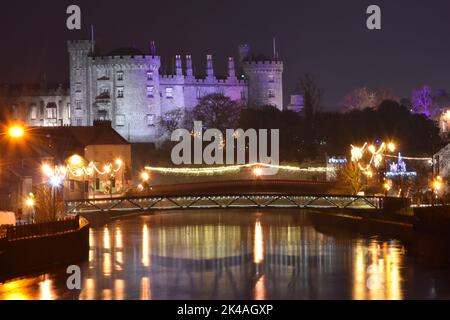 Kilkenny Castle und Nachtansicht der Stadt in der Weihnachtszeit, Kilkenny, Irland Stockfoto