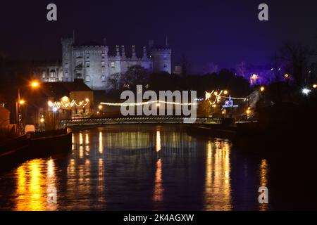 Kilkenny Castle und Nachtansicht der Stadt in der Weihnachtszeit, Kilkenny, Irland Stockfoto