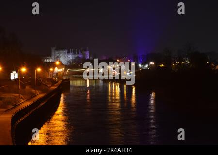 Kilkenny Castle und Nachtansicht der Stadt in der Weihnachtszeit, Kilkenny, Irland Stockfoto