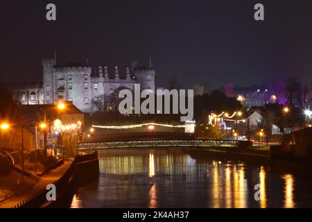 Kilkenny Castle und Nachtansicht der Stadt in der Weihnachtszeit, Kilkenny, Irland Stockfoto