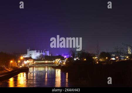 Kilkenny Castle und Nachtansicht der Stadt in der Weihnachtszeit, Kilkenny, Irland Stockfoto