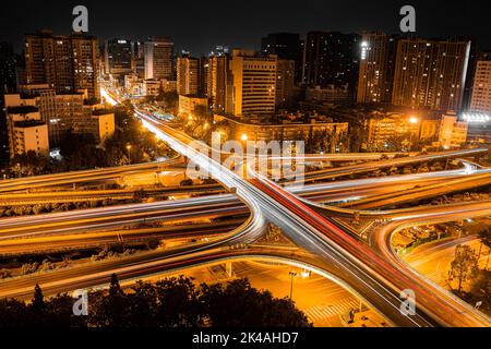 Die Kreuzung der Stadt Chengdu bei Nacht Stockfoto