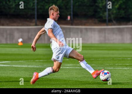 Swansea, Wales. 1. Oktober 2022. Joshua Carey aus Swansea City während des Spiels der Professional Development League zwischen Swansea City unter 18 und Charlton Athletic unter 18 Jahren an der Swansea City Academy in Swansea, Wales, Großbritannien am 1. Oktober 2022. Quelle: Duncan Thomas/Majestic Media. Kredit: Majestic Media Ltd/Alamy Live Nachrichten Stockfoto