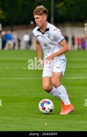 Swansea, Wales. 1. Oktober 2022. Joshua Carey von Swansea City in Aktion während des Spiels der Professional Development League zwischen Swansea City unter 18 und Charlton Athletic unter 18 Jahren an der Swansea City Academy in Swansea, Wales, Großbritannien am 1. Oktober 2022. Quelle: Duncan Thomas/Majestic Media. Kredit: Majestic Media Ltd/Alamy Live Nachrichten Stockfoto