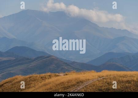 Berge vom Burana Tower aus gesehen Stockfoto