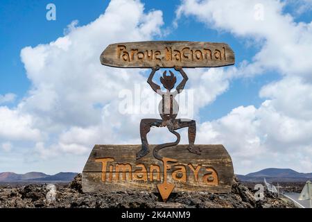 Schild des Timanfaya National Park auf vulkanischen schwarzen Felsen auf Lanzarote, Kanarische Inseln, Spanien Stockfoto