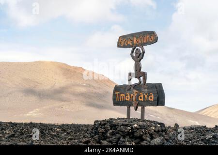 Schild des Timanfaya National Park auf vulkanischen schwarzen Felsen auf Lanzarote, Kanarische Inseln, Spanien Stockfoto