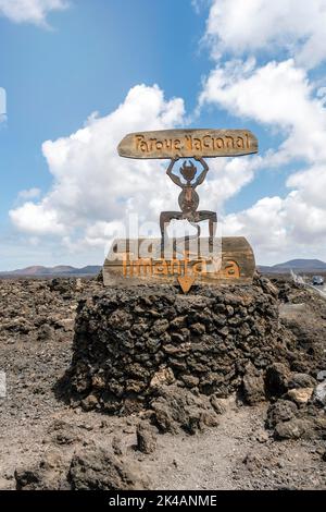 Schild des Timanfaya National Park auf vulkanischen schwarzen Felsen auf Lanzarote, Kanarische Inseln, Spanien Stockfoto