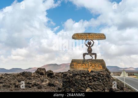 Schild des Timanfaya National Park auf vulkanischen schwarzen Felsen auf Lanzarote, Kanarische Inseln, Spanien Stockfoto