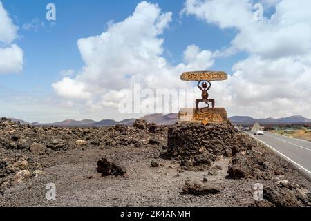 Schild des Timanfaya National Park auf vulkanischen schwarzen Felsen auf Lanzarote, Kanarische Inseln, Spanien Stockfoto