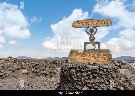 Schild des Timanfaya National Park auf vulkanischen schwarzen Felsen auf Lanzarote, Kanarische Inseln, Spanien Stockfoto