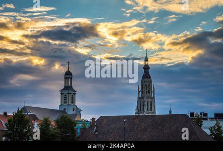 Skyline von Breda, Nordbrabant, Niederlande, mit dominanter Grote Kerk (große Kirche) Stockfoto