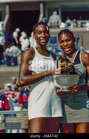 Serena Williams (USA) und Schwester Venus gewinnen die Doppel-Meisterschaft beim US Open Tennis 1999 Stockfoto